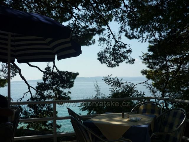 Pohled z restaurace v Brele nad pláží