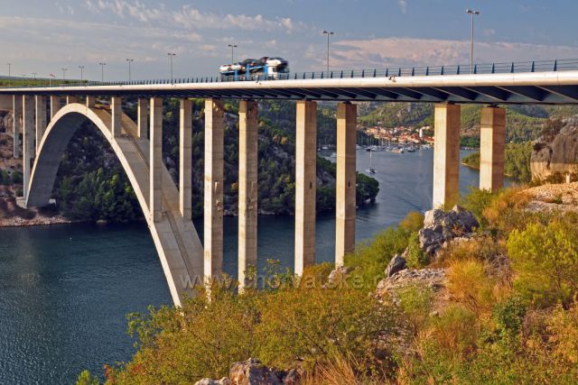 Dálniční most přes řeku Krka