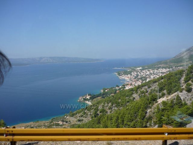 Pohled na Bol v pozadí ostrov Hvar