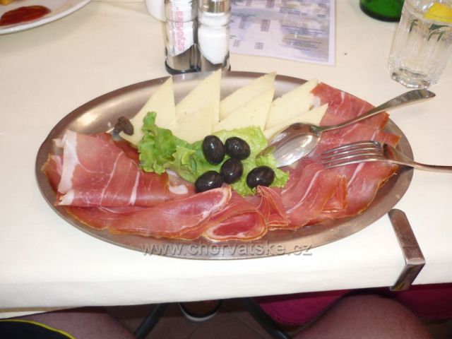 Chorvatská mňamka pršuta Pažský sír s olivami