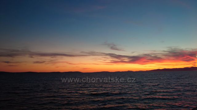 Západ slunce z trajektu z ostrova Brač.