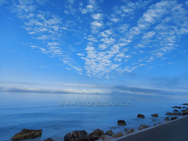 Ranní mlha nad ostrovy