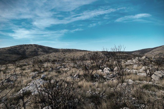 suchá krajina vnitrozemí