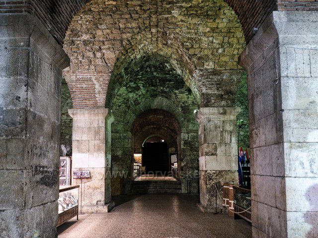 Diokleciánský palác ve Splitu v noci