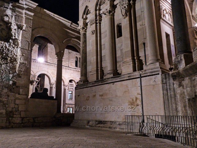 Diokleciánský palác ve Splitu v noci