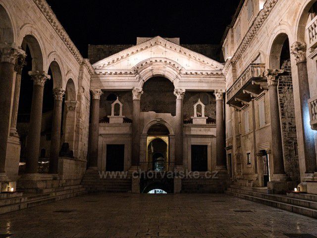 Diokleciánský palác ve Splitu v noci