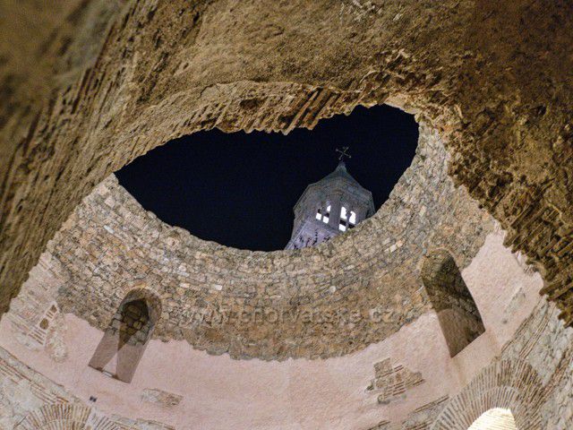 Diokleciánský palác ve Splitu v noci