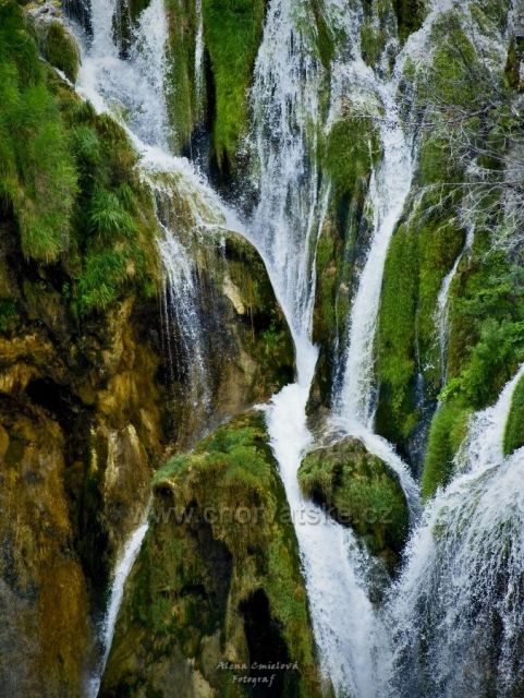 Detail na padající vodu Plitvička jezera