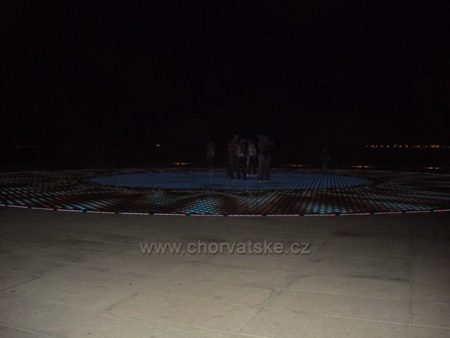 noční pohled na Pozdrav Slunci v Zadaru