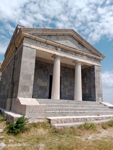 Kostel sv. Frane cestou na Tulove grede