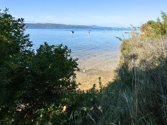 Pohľad na Pašman z kempu Primorje.