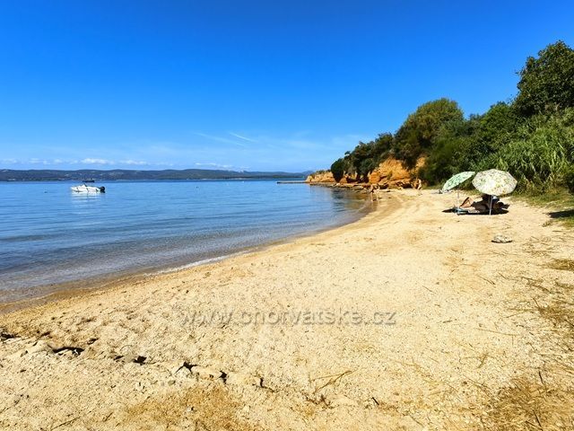 Neorganizovaná piesková pláž.