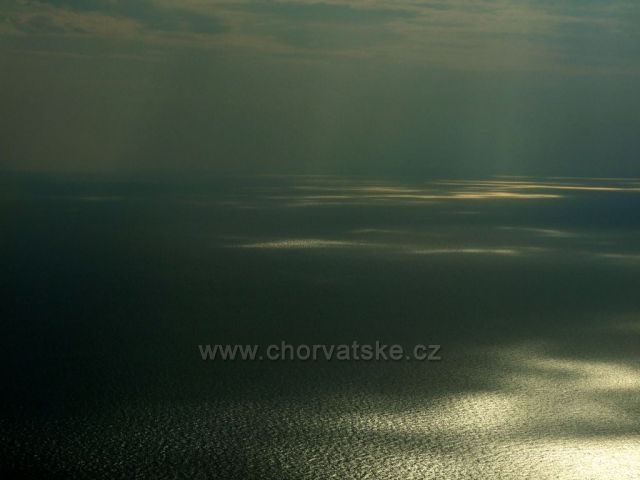 Pohled od zříceniny kláštera v jeskyni