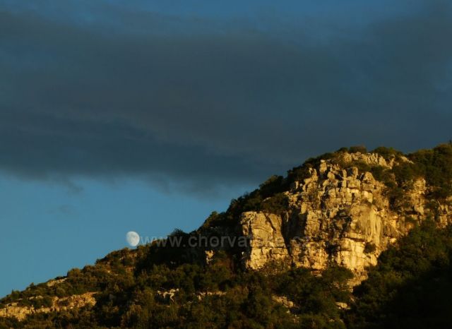 Východ Měsíce nad troskami hradu Galešnik