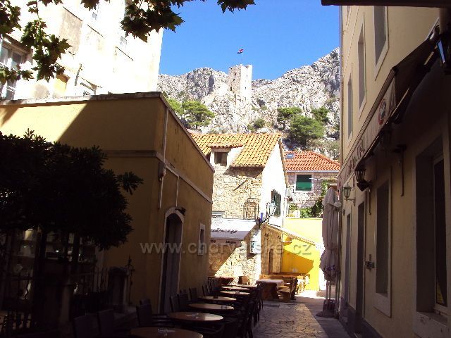 Omiš-v pozadí je Citadela